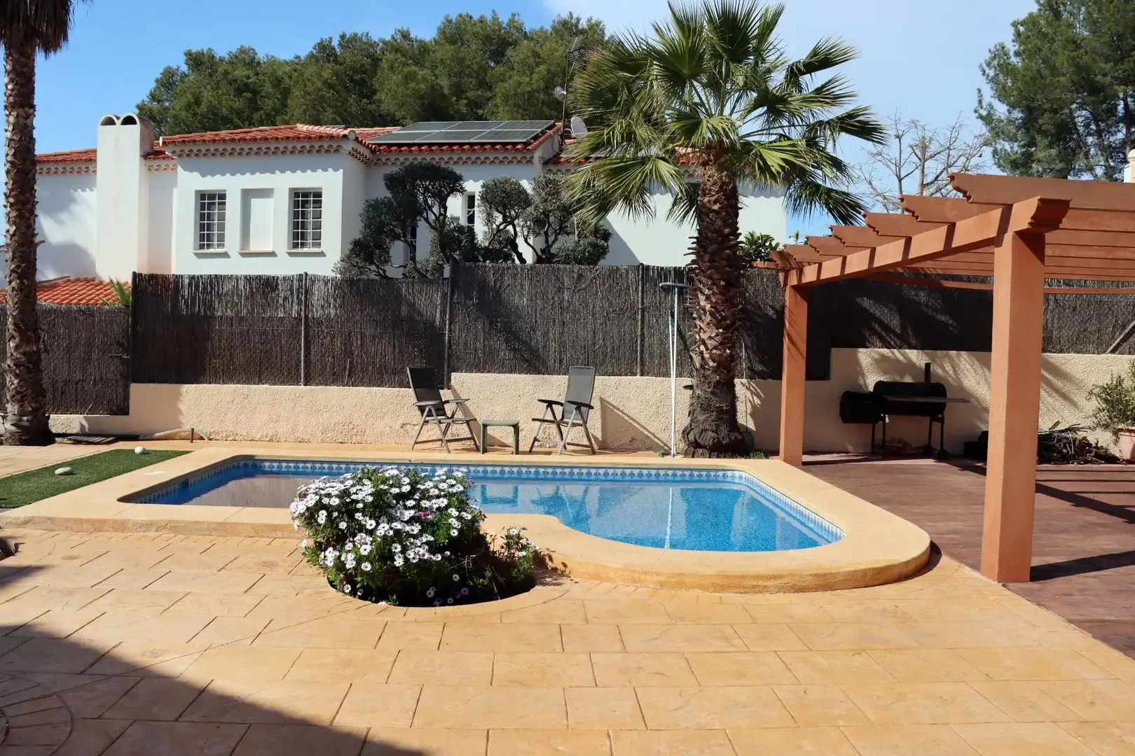 Piscina de Casa adosada en venta en Benidorm con Aire acondicionado, Calefacción y Jardín privado