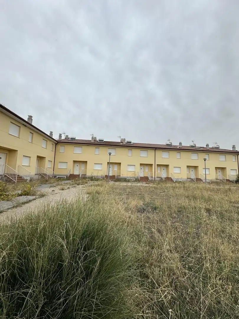 Vista exterior de Casa adosada en venda en Albalate de Zorita amb Calefacció, Jardí privat i Alarma