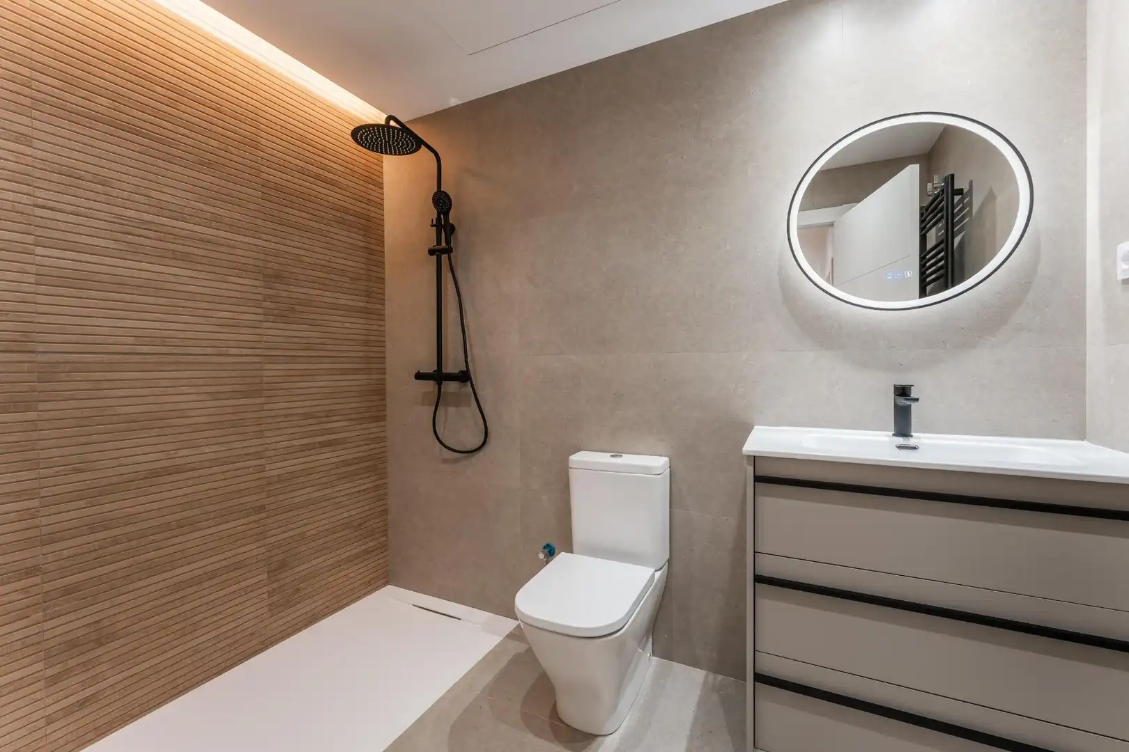 Badezimmer von Erdgeschoss zum Verkauf in Montmeló mit Heizung und Balkon