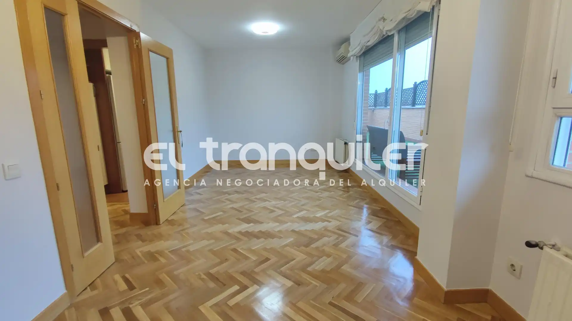 Sala d'estar de Àtic de lloguer en Madrid amb Aire condicionat, Parquet i Terrassa