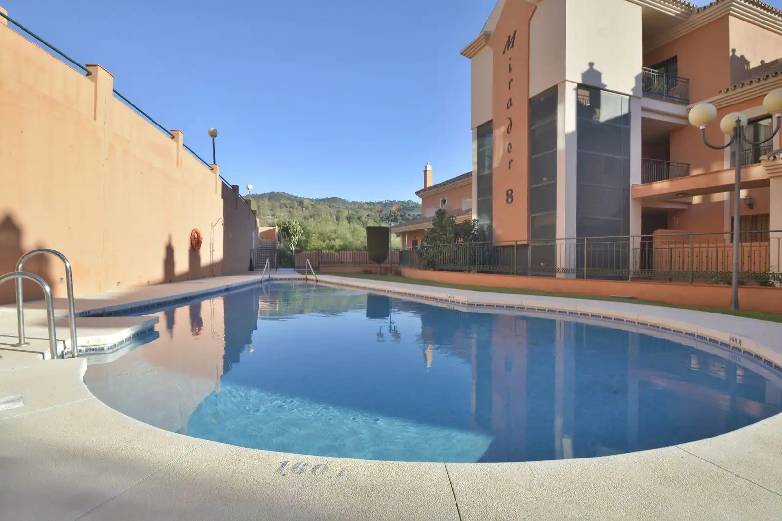 Schwimmbecken von Wohnungen zum Verkauf in Marbella mit Klimaanlage, Heizung und Privatgarten