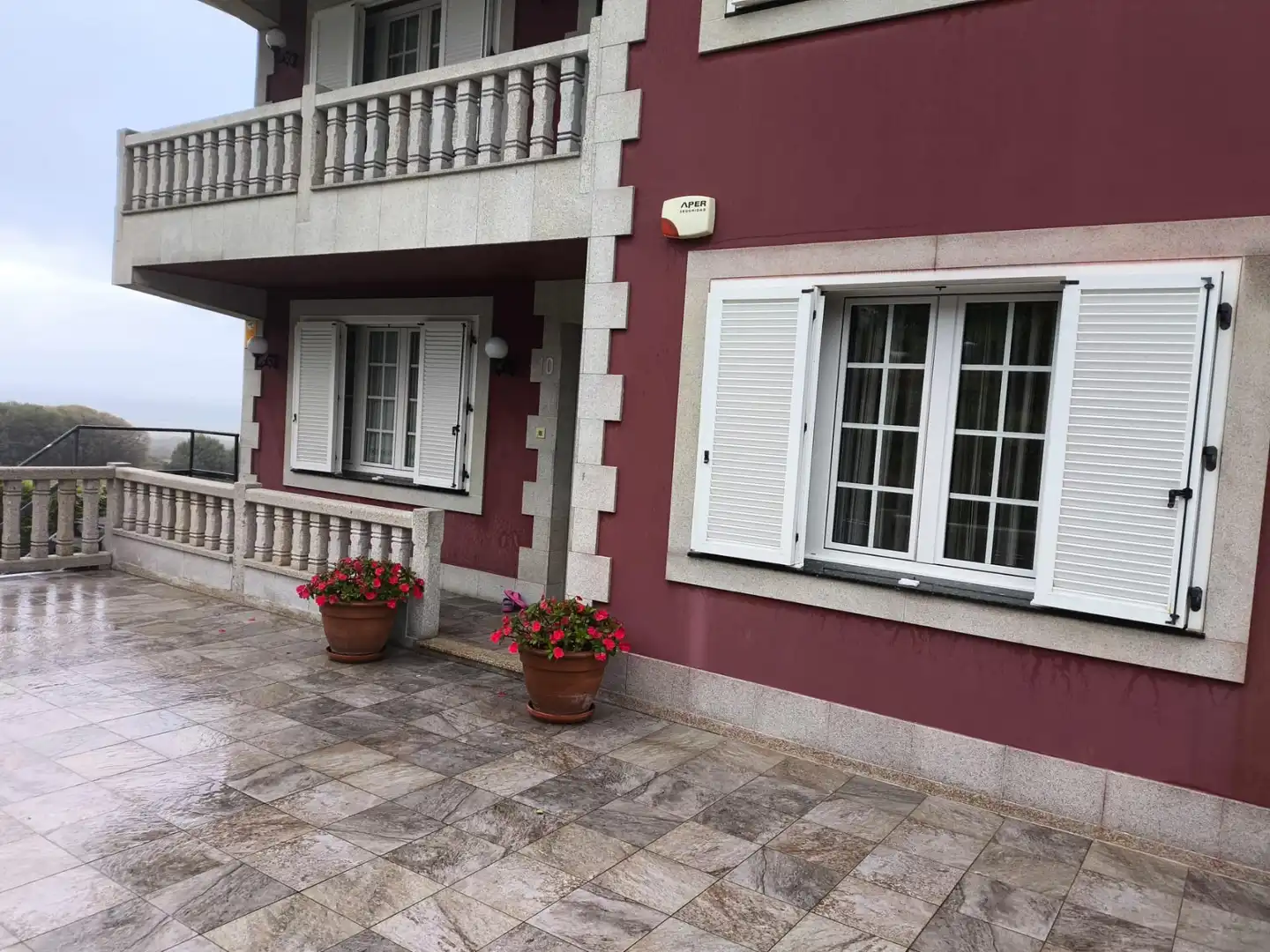 Vista exterior de Casa o xalet en venda en Carballo amb Calefacció, Jardí privat i Terrassa