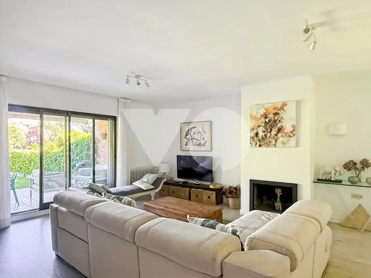 Sala d'estar de Casa adosada en venda en Majadahonda amb Aire condicionat, Calefacció i Jardí privat