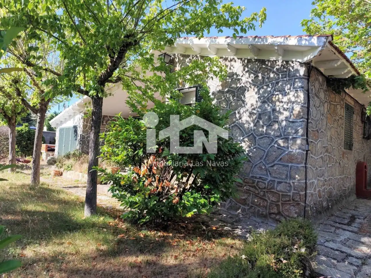 Vista exterior de Casa o chalet en venta en Navalperal de Pinares con Calefacción, Jardín privado y Terraza