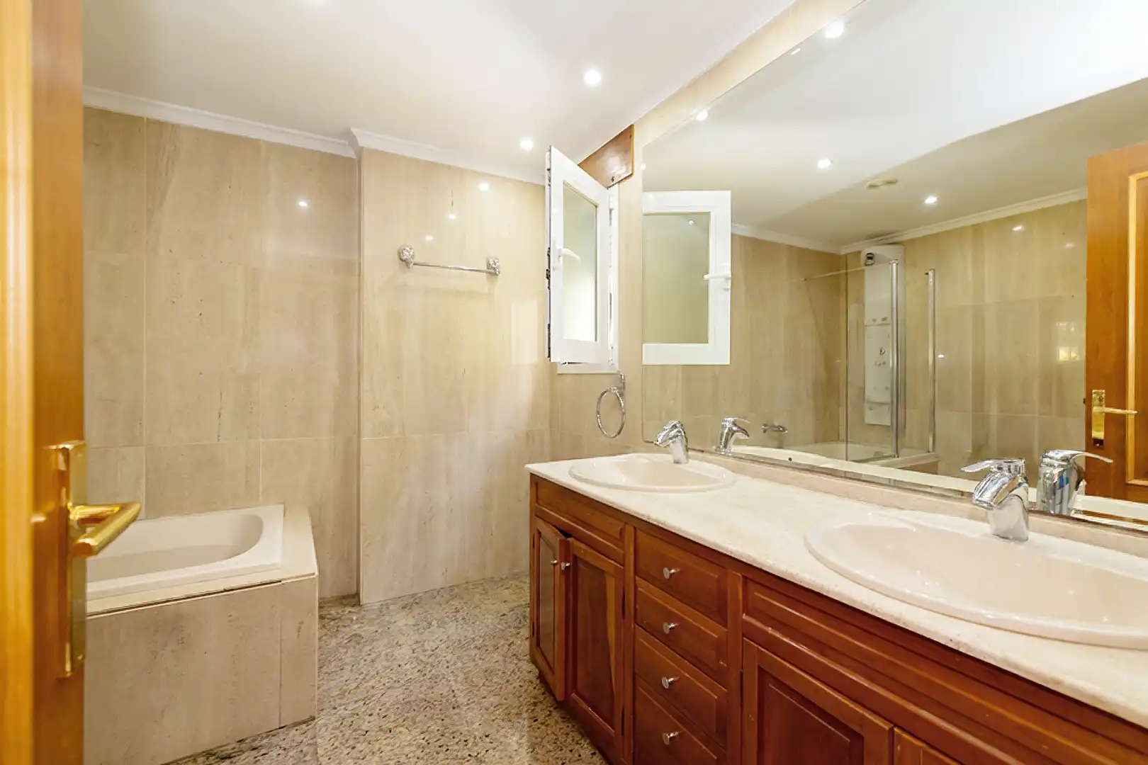 Baño de Casa adosada en venta en Málaga con Aire acondicionado, Calefacción y Jardín privado