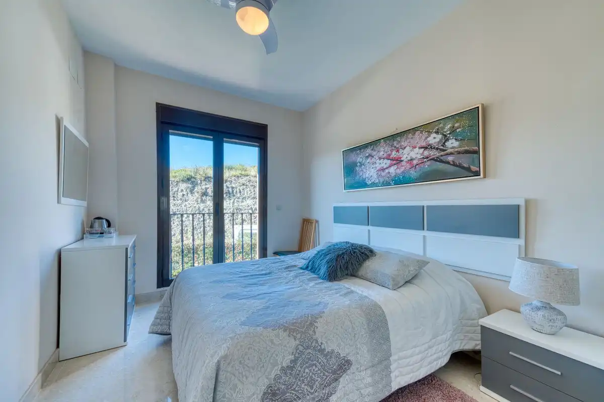 Habitación de Casa adosada en venta en Estepona con Aire acondicionado, Terraza y Piscina comunitaria