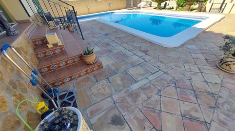 Espectacular vivienda con piscina y amplios jardines en excelente ubicación