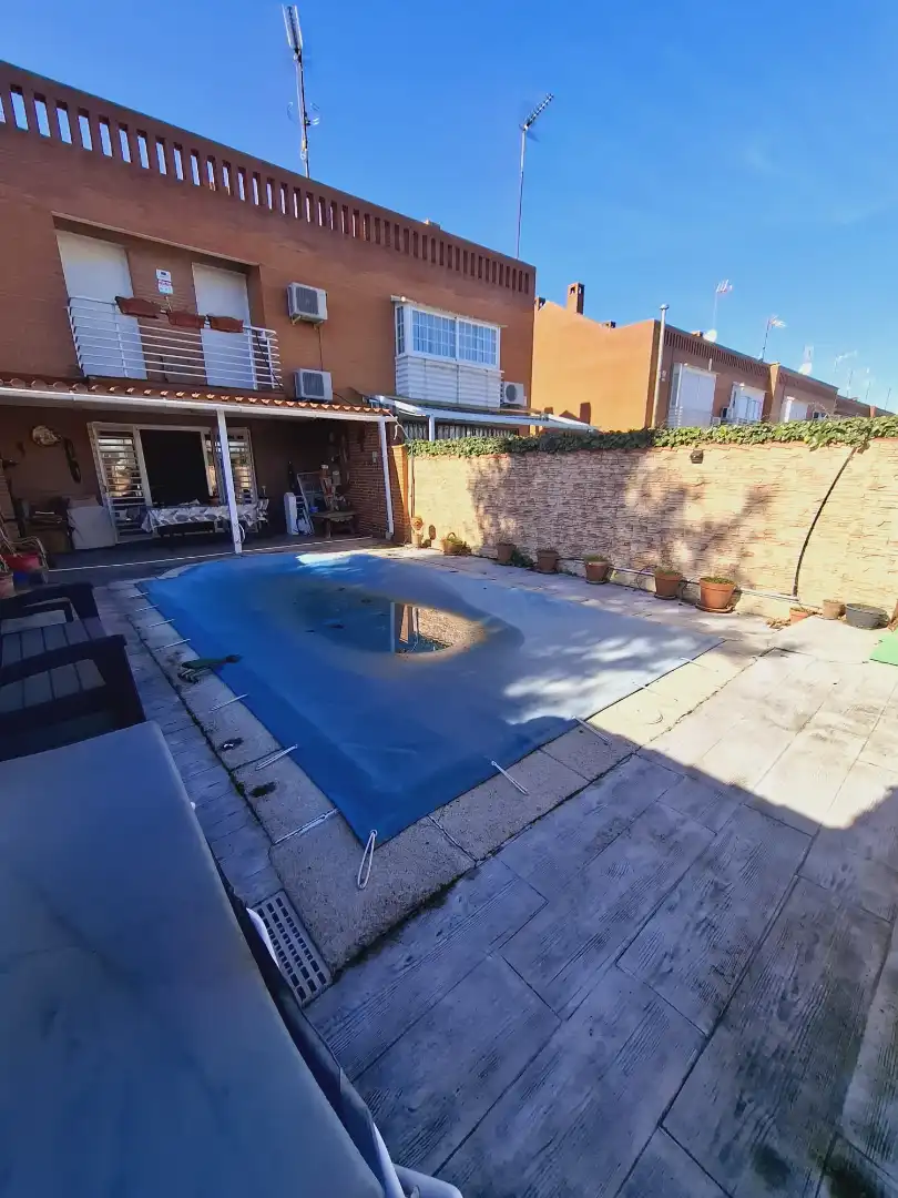 Piscina de Casa adosada en venta en Villaviciosa de Odón con Aire acondicionado, Calefacción y Jardín privado