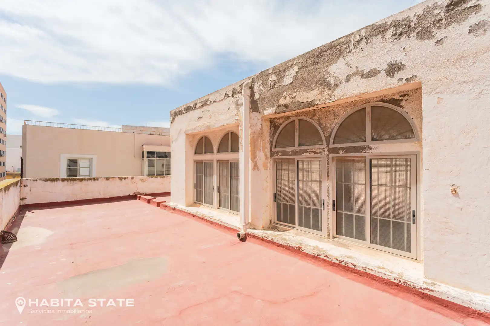 Vista exterior de Edifici en venda en Almería