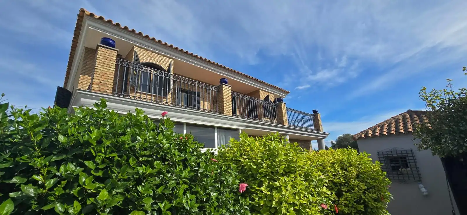 Vista exterior de Casa o xalet en venda en El Puerto de Santa María amb Aire condicionat, Jardí privat i Terrassa