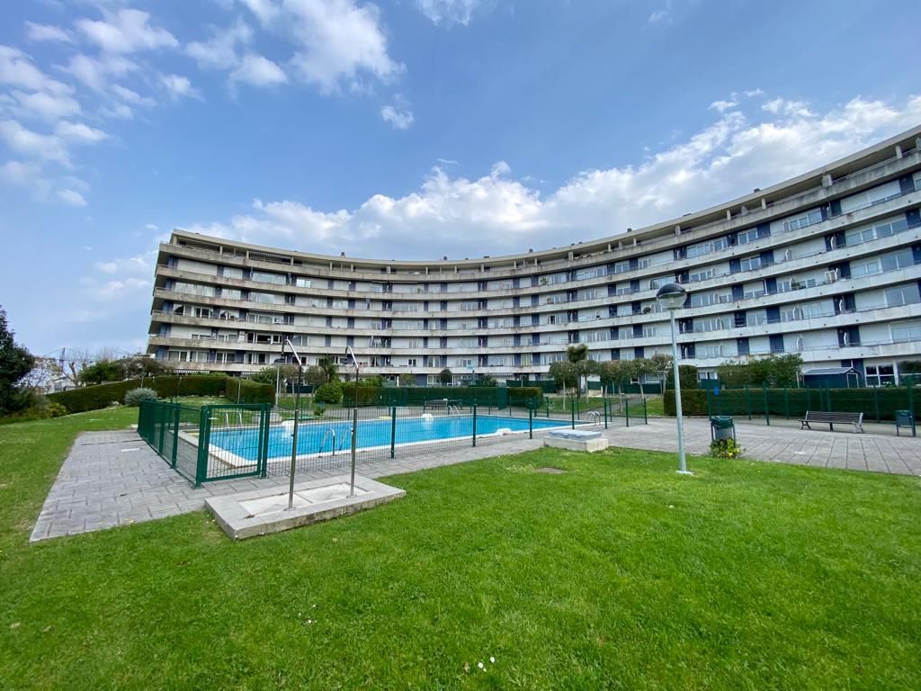 Piscina de Piso en venta en Castro-Urdiales con Calefacción, Parquet y Terraza