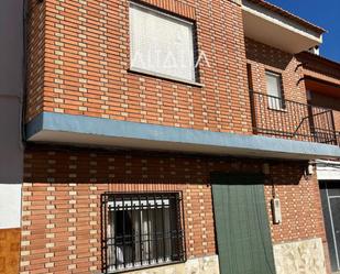 Vista exterior de Casa adosada en venda en Las Mesas   amb Terrassa