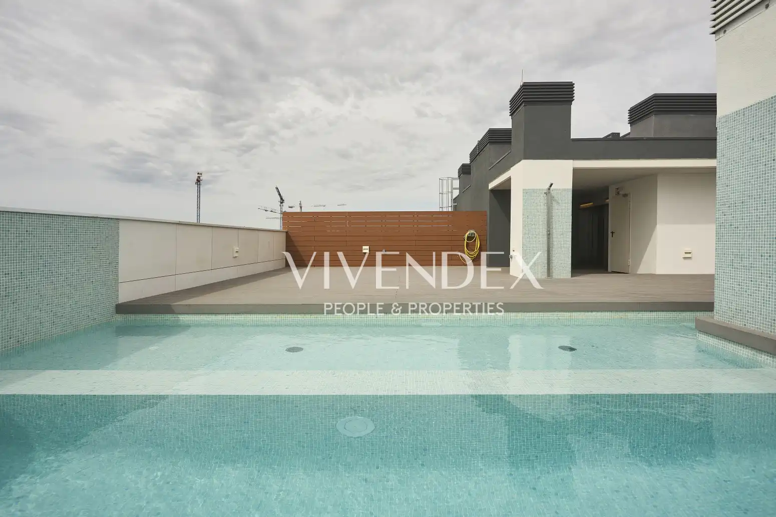 Piscina de Àtic en venda en L'Hospitalet de Llobregat amb Aire condicionat, Calefacció i Parquet