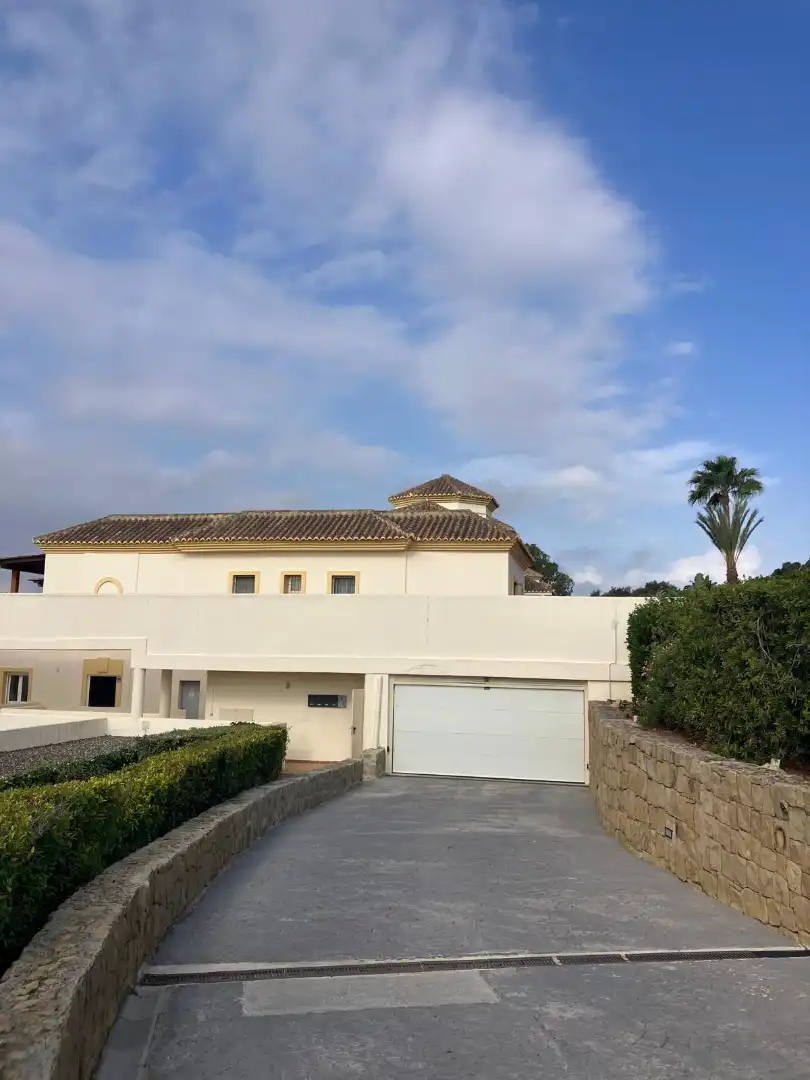 Außenansicht von Garage zum Verkauf in Sotogrande