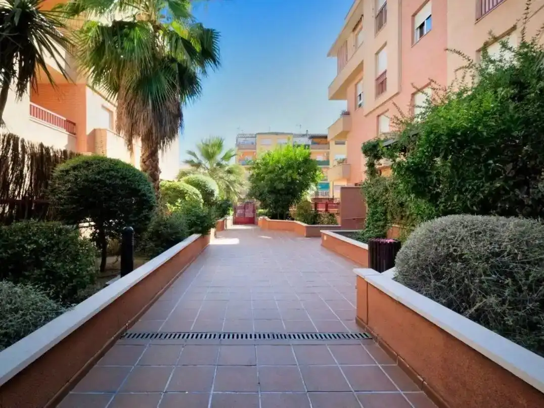 Vista exterior de Pis en venda en Granada amb Aire condicionat, Traster i Piscina