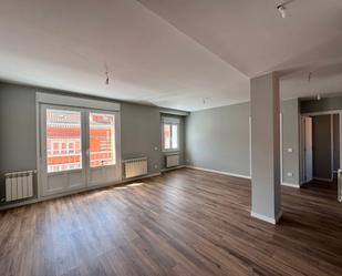 Sala d'estar de Apartament en venda en Burgos Capital amb Calefacció, Parquet i Terrassa