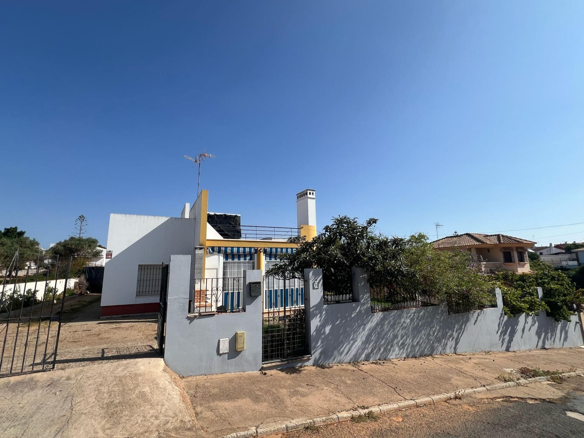 Vista exterior de Casa o xalet en venda en Ayamonte amb Jardí privat i Piscina comunitària