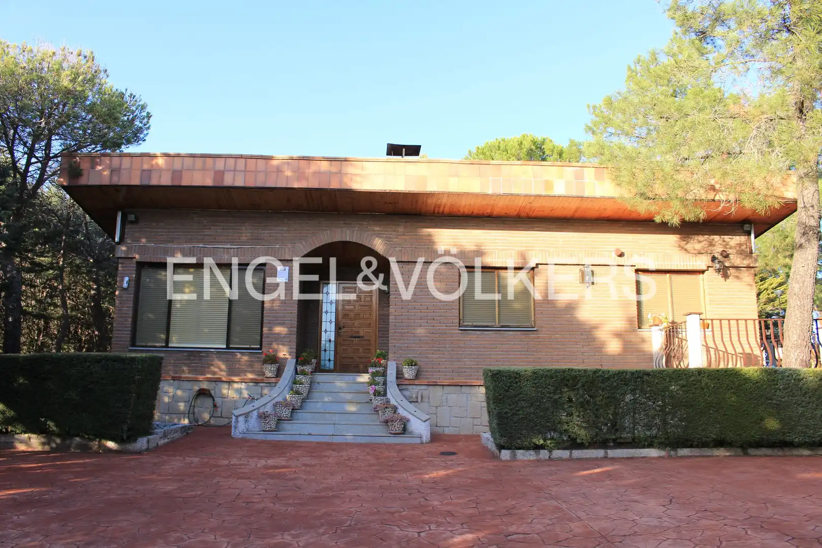 Vista exterior de Casa o chalet en venta en Cabanillas de la Sierra con Calefacción, Jardín privado y Piscina