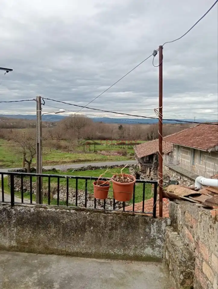 Außenansicht von Einfamilien-Reihenhaus zum Verkauf in Allariz mit Heizung, Terrasse und Abstellraum