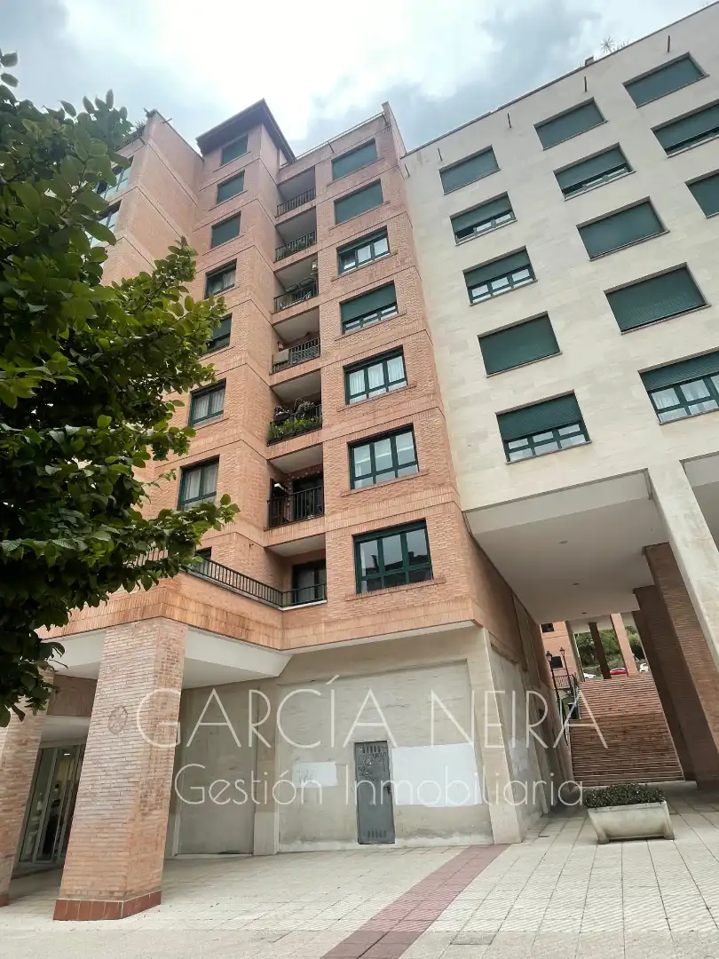 Vista exterior de Pis en venda en Oviedo  amb Calefacció, Jardí privat i Parquet