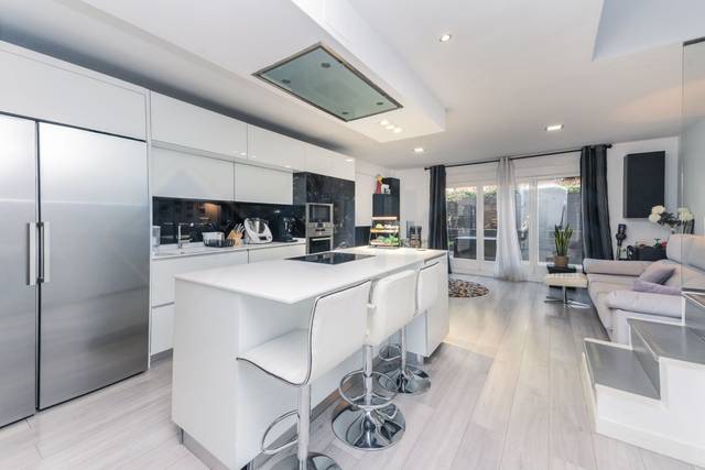 Piso en Venta en Castillo de Olivares en Centro Comercial - Hospital