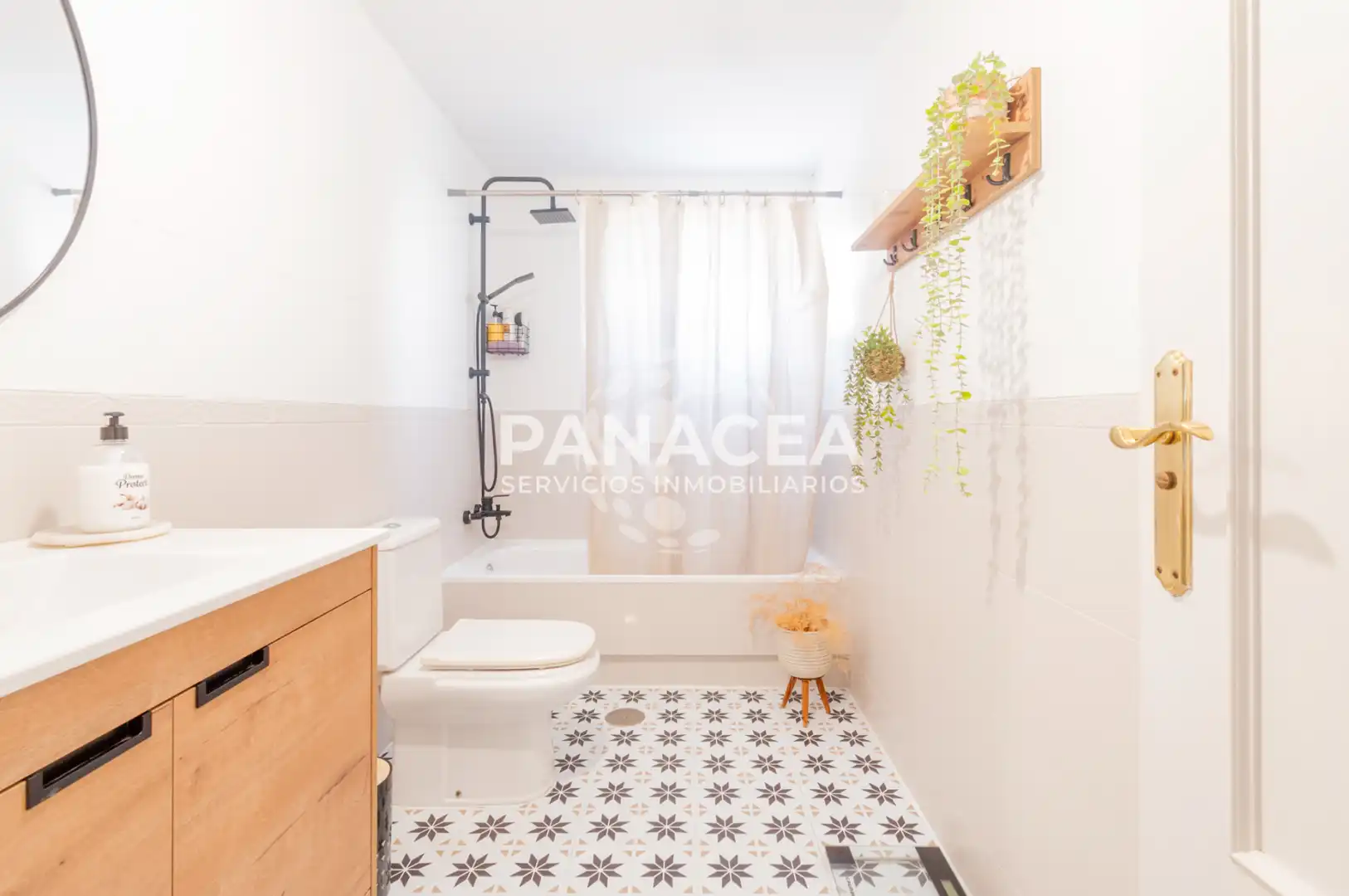 Badezimmer von Wohnung zum Verkauf in Roquetas de Mar mit Möbliert, Ofen und Mikrowelle