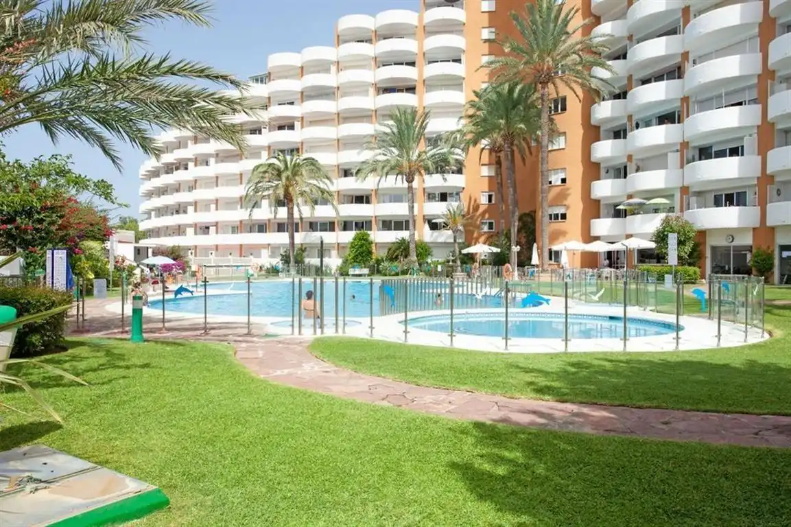 Schwimmbecken von Wohnung zum Verkauf in Marbella mit Klimaanlage, Privatgarten und Terrasse