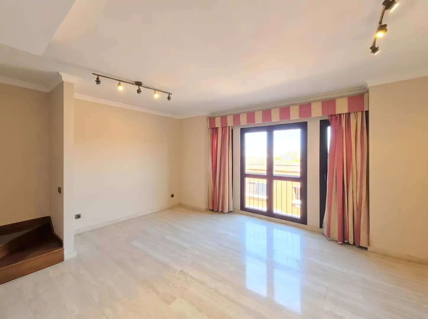 Sala d'estar de Casa adosada en venda en Las Palmas de Gran Canaria amb Jardí privat, Terrassa i Traster