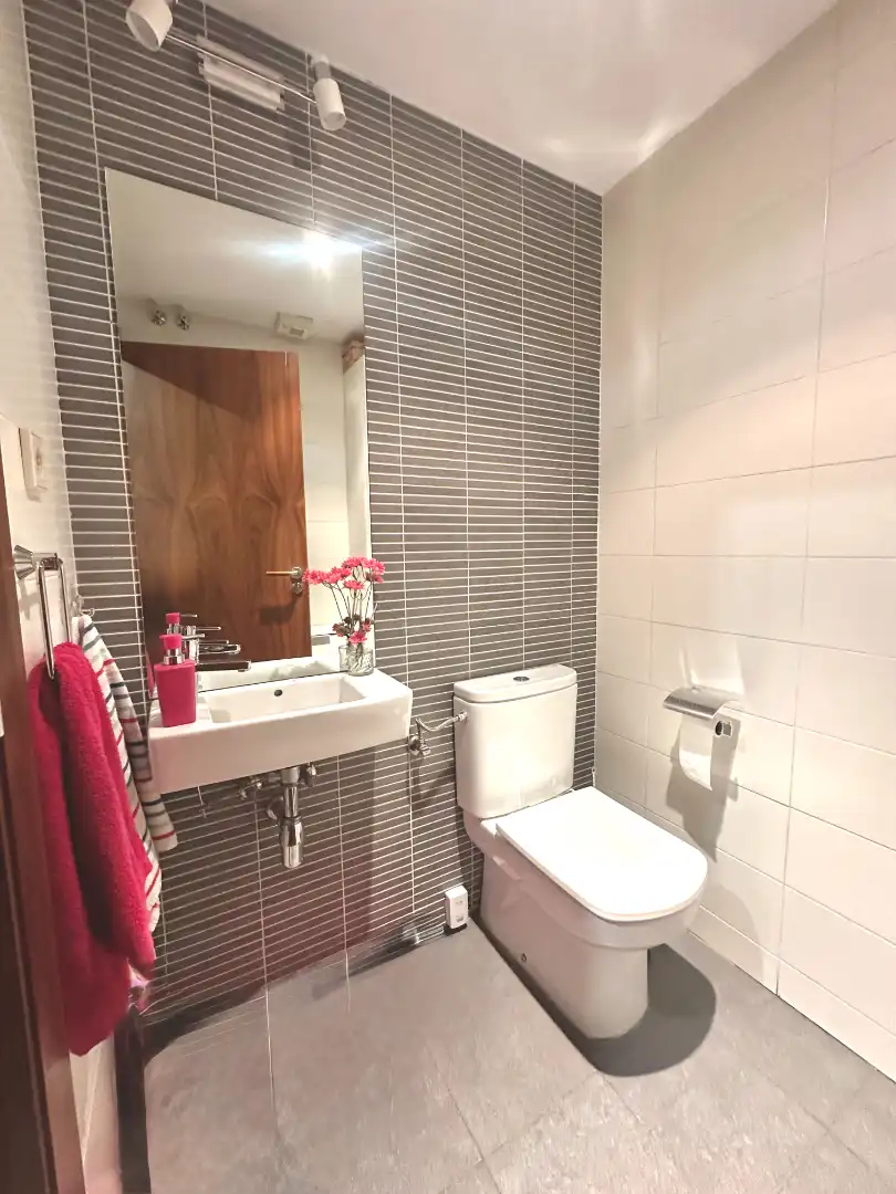 Bathroom of Flat for sale in Madrid  with Air Conditioner, Heating and Storage room