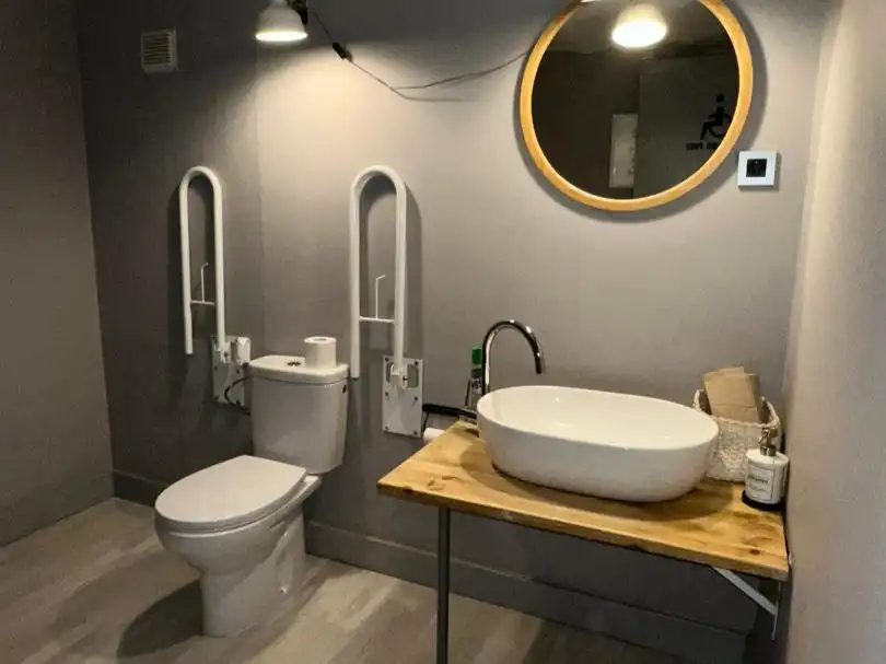 Baño de Oficina de alquiler en Barcelona con Aire acondicionado, Calefacción y Amueblado