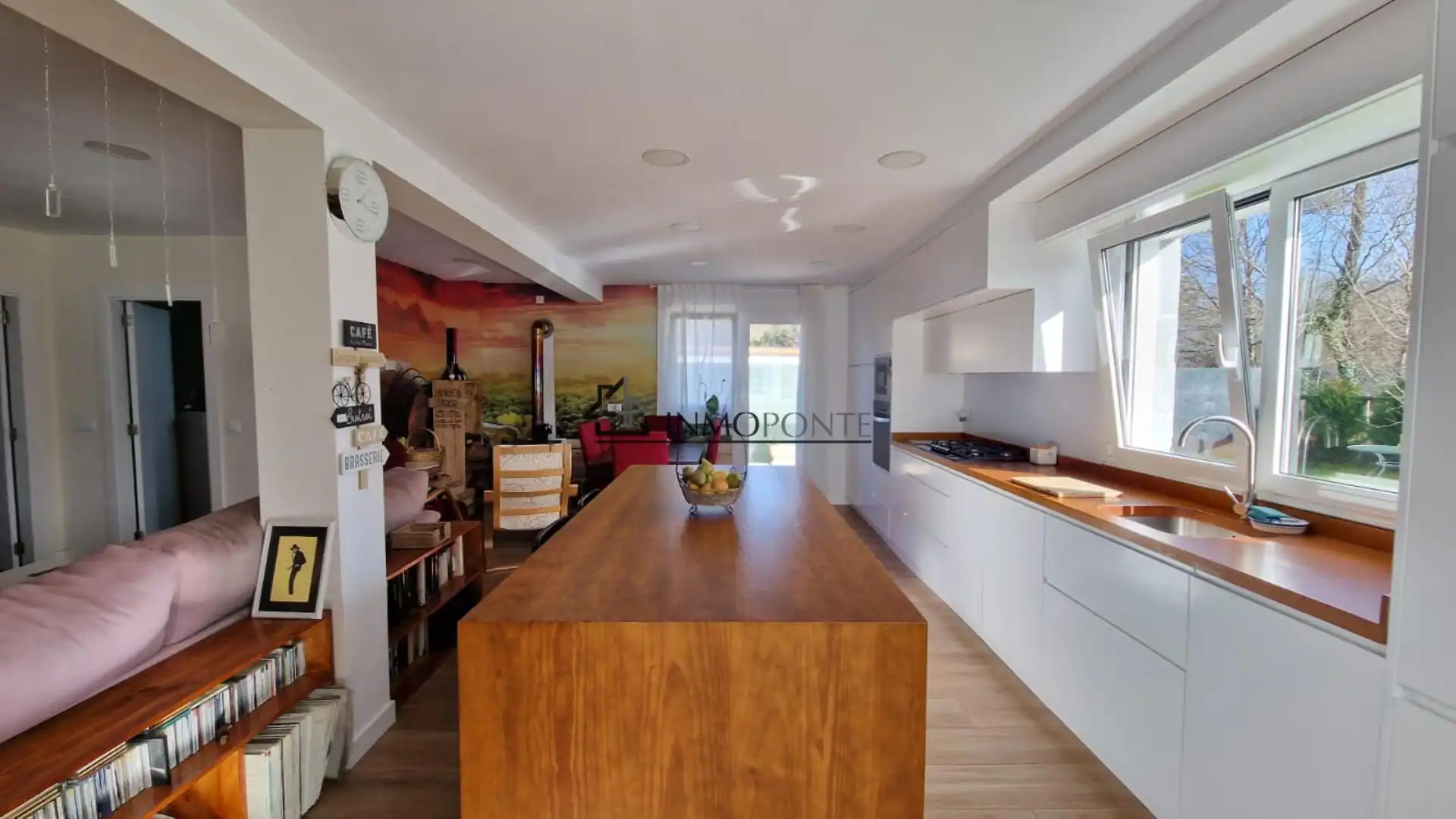 Cuina de Casa o xalet en venda en Pontevedra Capital  amb Jardí privat