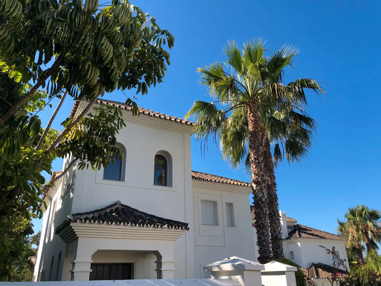 Vista exterior de Casa o xalet en venda en Marbella amb Aire condicionat, Calefacció i Jardí privat