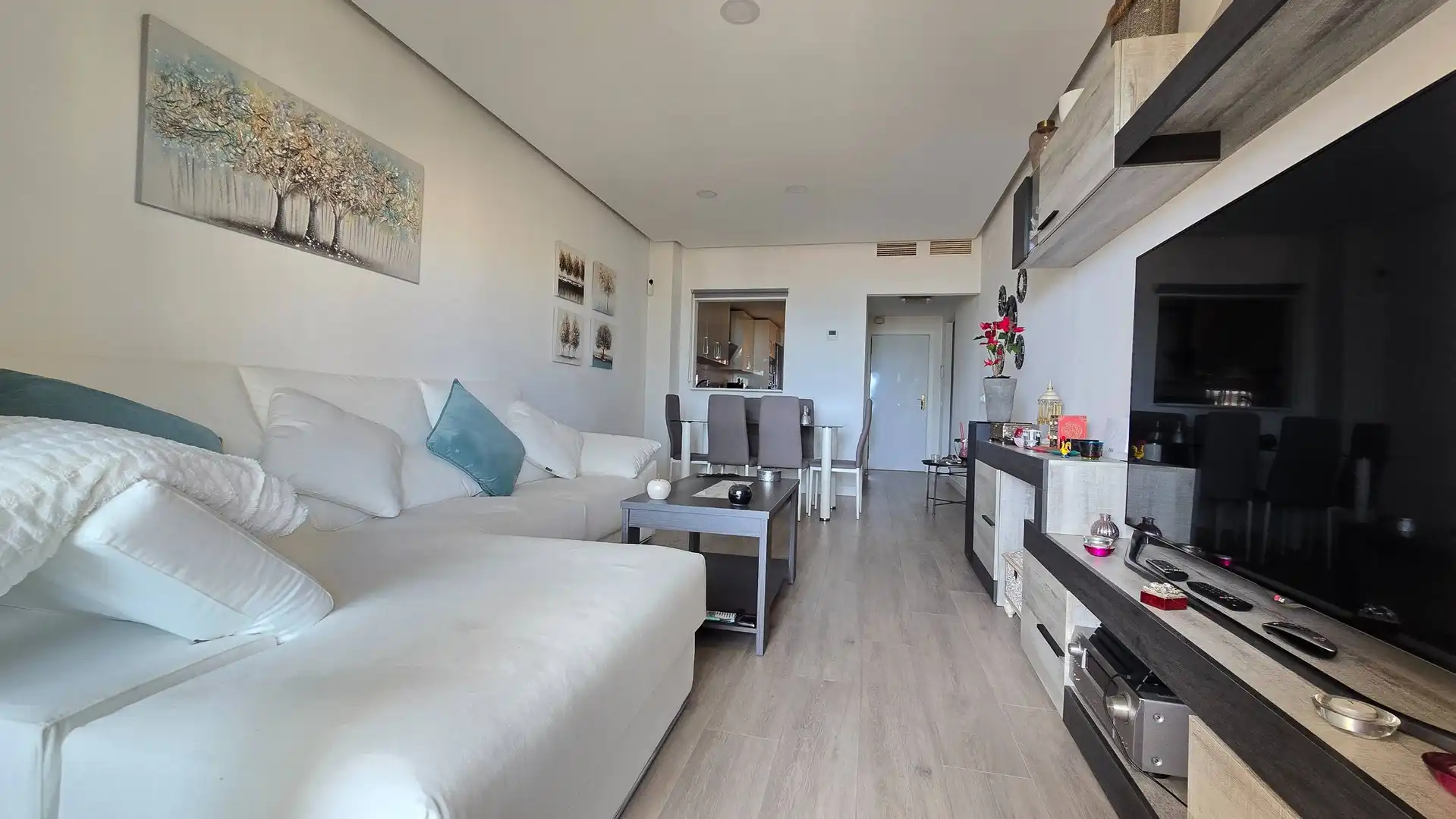 Sala d'estar de Dúplex en venda en Manilva amb Aire condicionat, Jardí privat i Terrassa