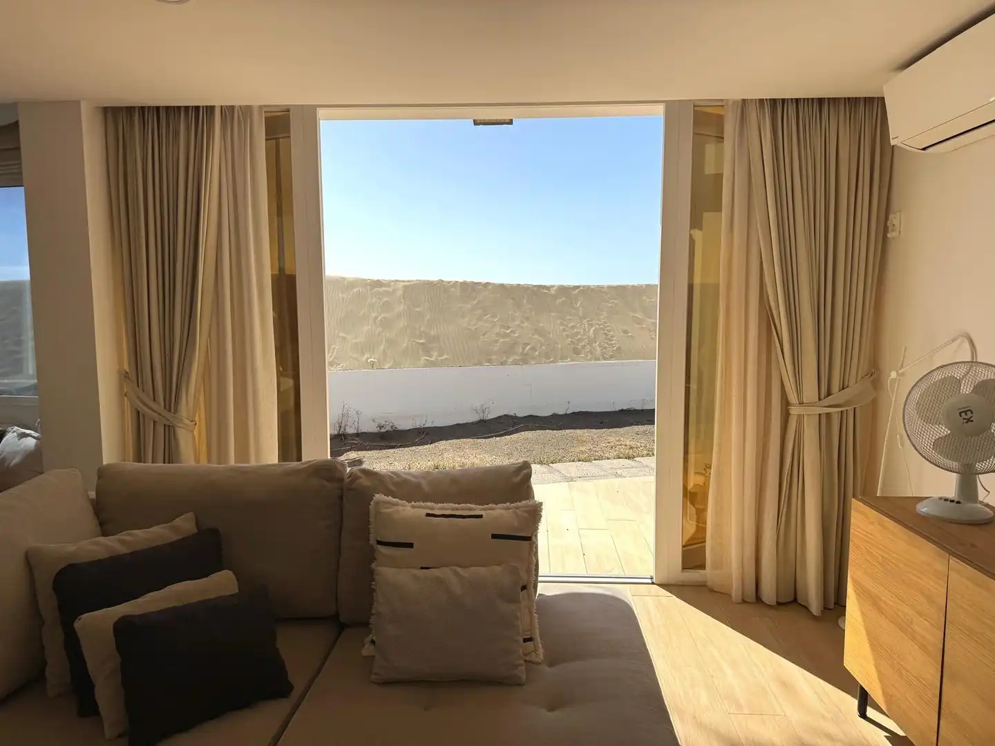 Sala d'estar de Casa adosada en venda en San Bartolomé de Tirajana amb Aire condicionat, Jardí privat i Parquet