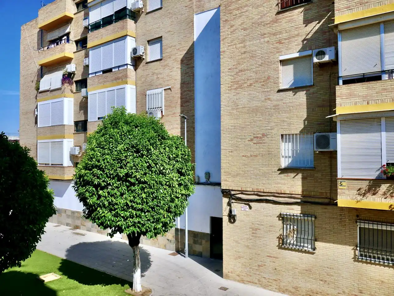 Exterior view of Flat for sale in La Rinconada  with Air Conditioner, Parquet flooring and Terrace