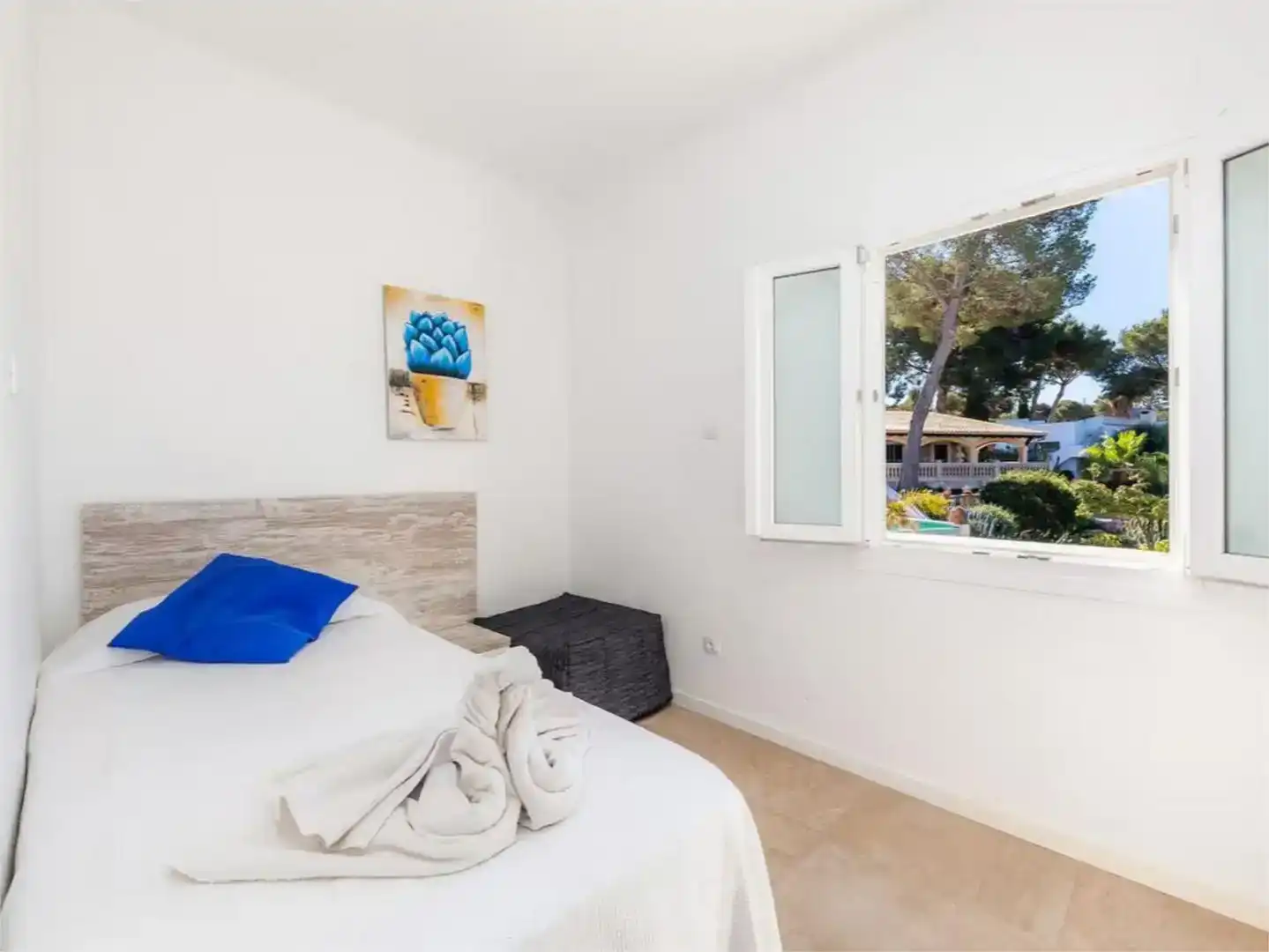 Schlafzimmer von Country house zur Miete in Alcúdia mit Klimaanlage, Privatgarten und Parkett