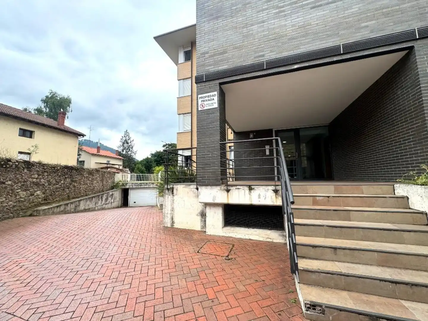 Vista exterior de Piso en venta en Los Corrales de Buelna  con Calefacción, Parquet y Terraza