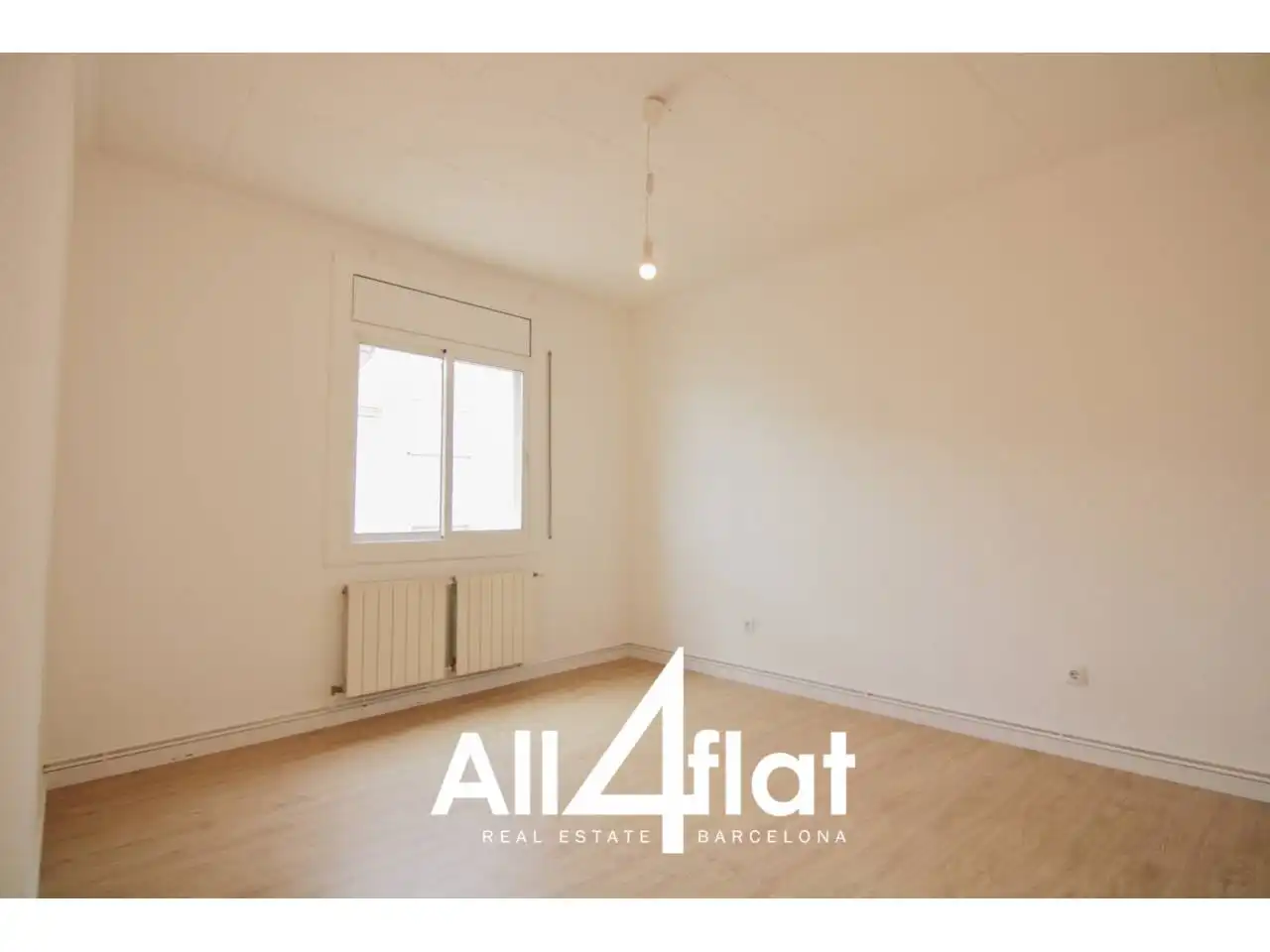 Bedroom of Flat for rent in Barcelona  with Heating, Parquet flooring and Alarm