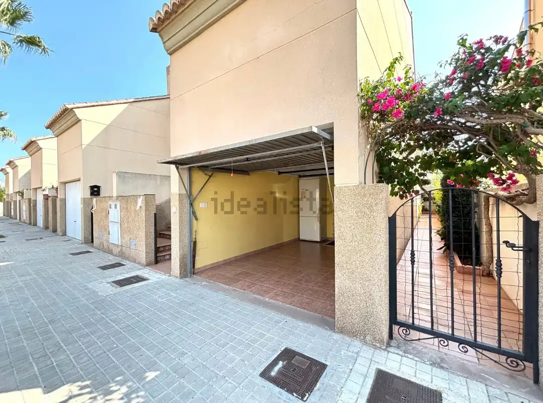Vista exterior de Casa adosada en venta en Sagunto / Sagunt con Aire acondicionado, Calefacción y Jardín privado
