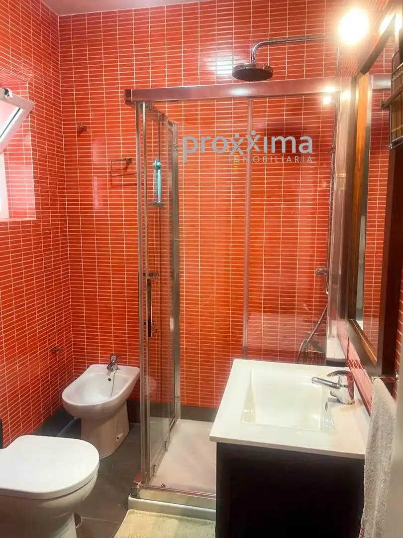 Bathroom of Flat for sale in Sevilla  with Air Conditioner and Terrace