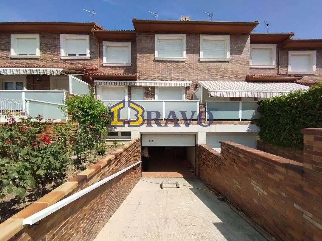 Vista exterior de Casa adosada en venta en Medina de Pomar con Calefacción, Jardín privado y Terraza