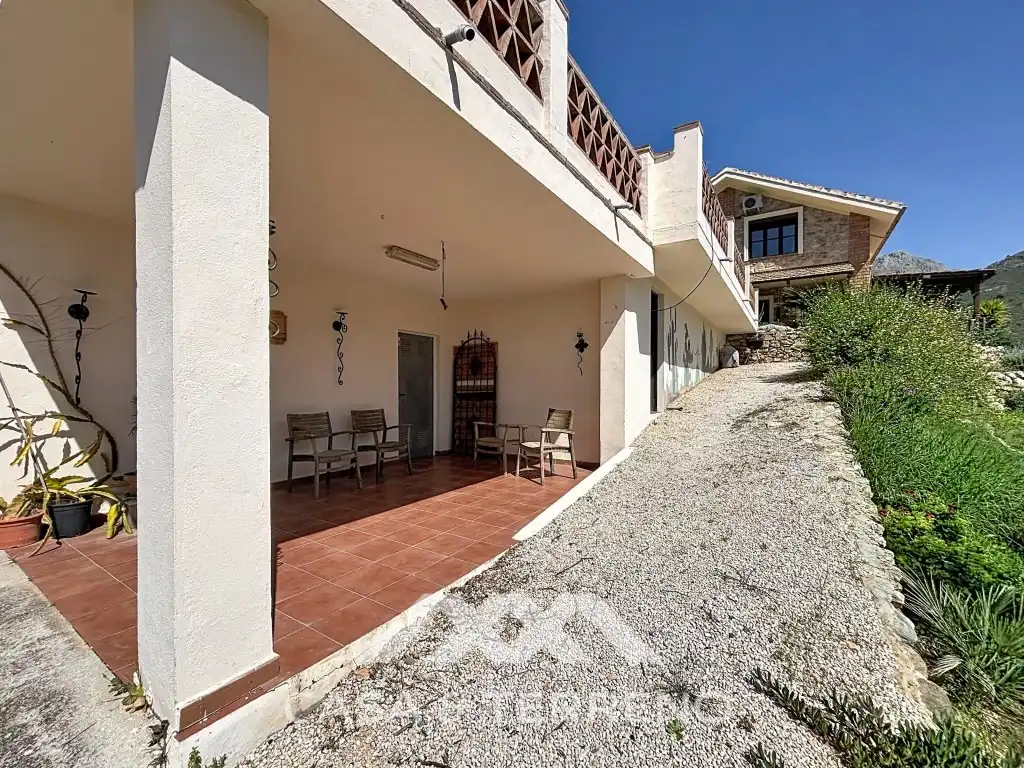 Vista exterior de Casa o xalet en venda en Alcaucín amb Aire condicionat, Terrassa i Piscina