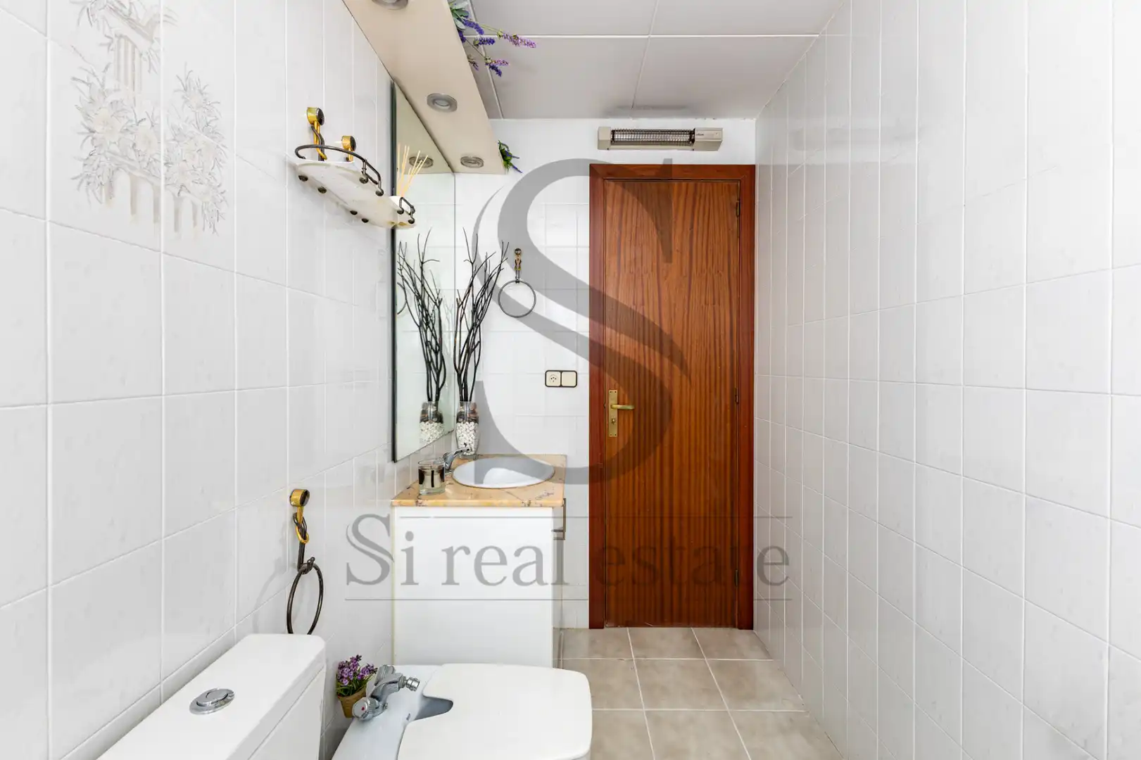 Badezimmer von Wohnung zum Verkauf in Barcelona mit Klimaanlage und Balkon