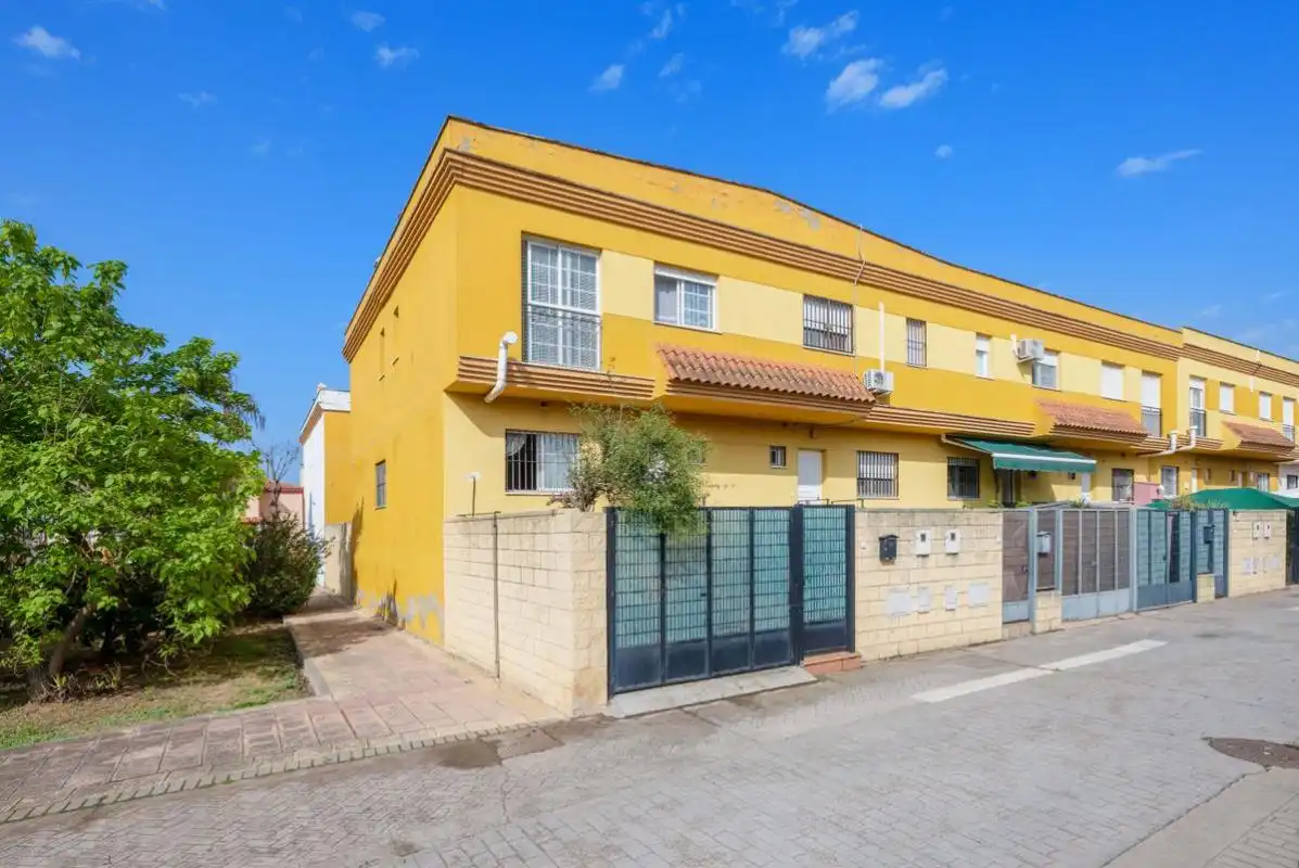 Vista exterior de Casa adosada en venta en Espartinas con Calefacción y Amueblado