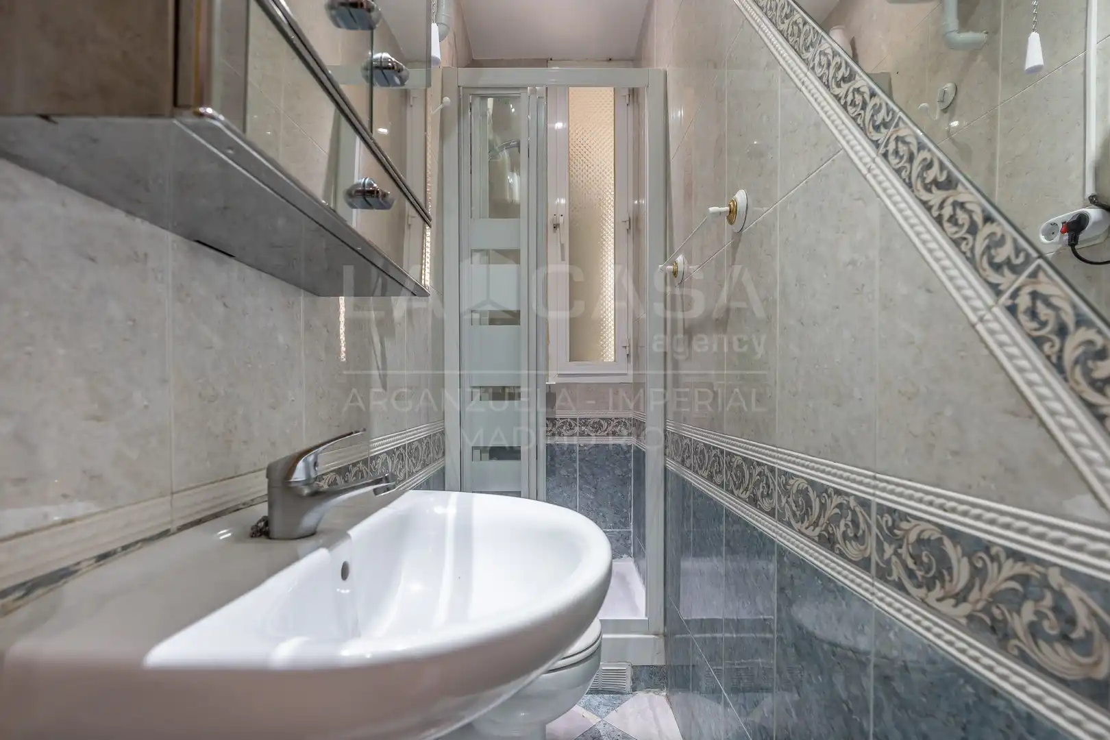 Bathroom of Flat for sale in Madrid  with Air Conditioner, Heating and Balcony