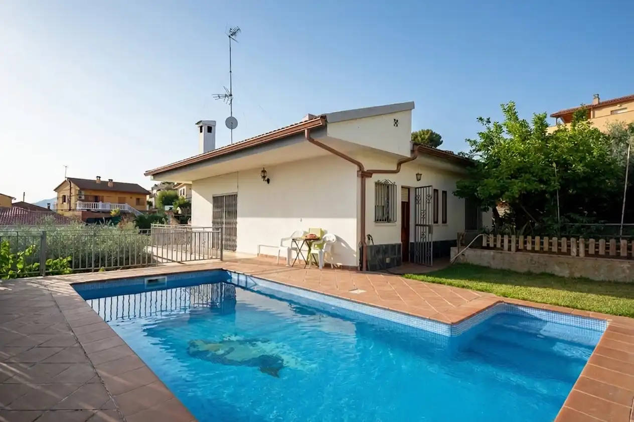 House with pool for sale in Carrer Curt