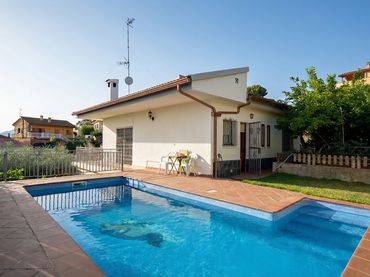 Casa amb piscina en venda a Carrer Curt