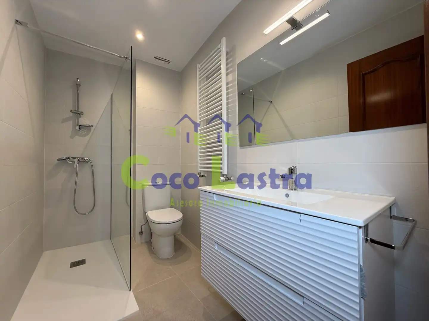Bathroom of Flat for rent in Salamanca  with Air Conditioner, Heating and Parquet flooring