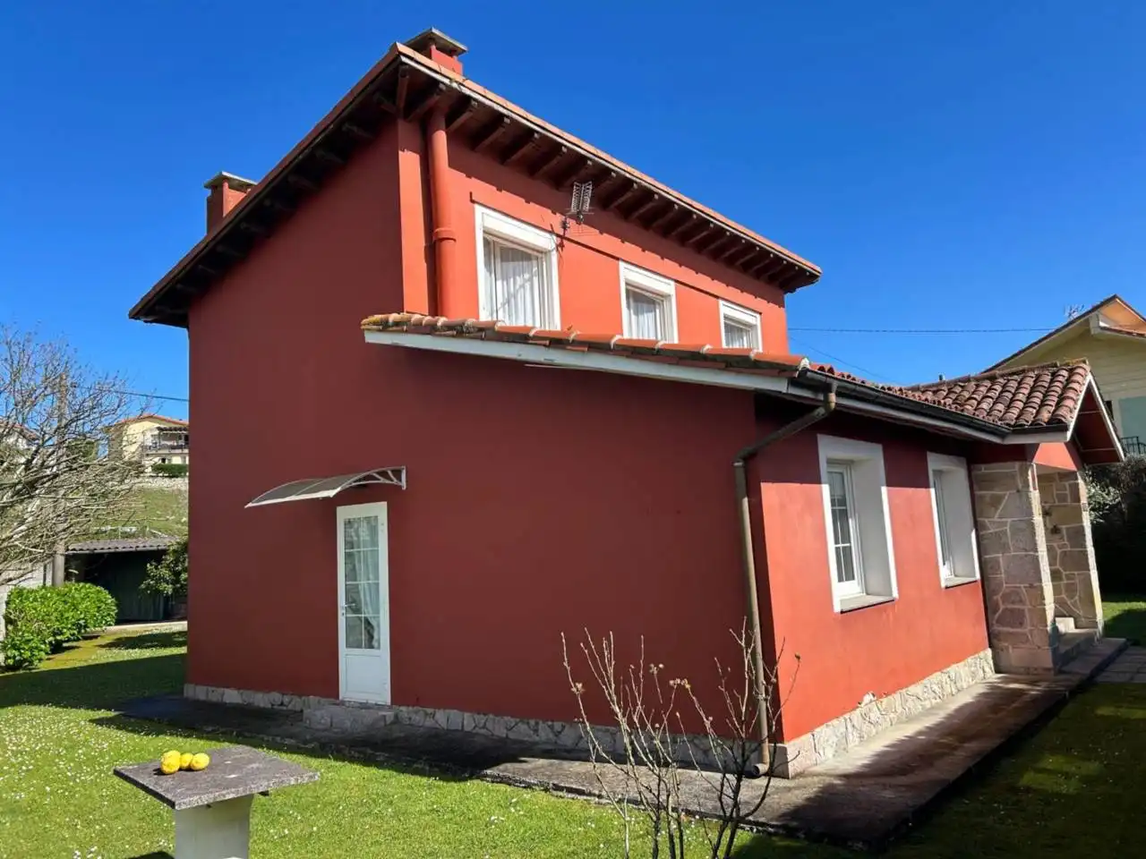 Außenansicht von Haus oder Chalet zum Verkauf in Llanes mit Heizung, Privatgarten und Terrasse