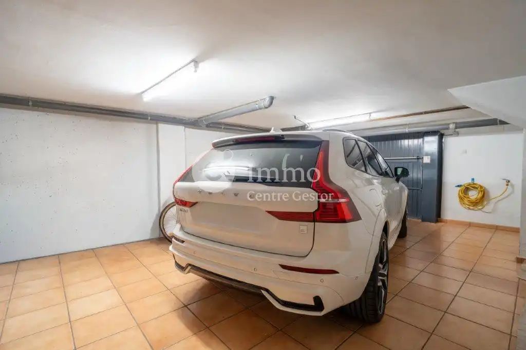 Parkplatz von Einfamilien-Reihenhaus zum Verkauf in Lleida mit Klimaanlage, Heizung und Privatgarten